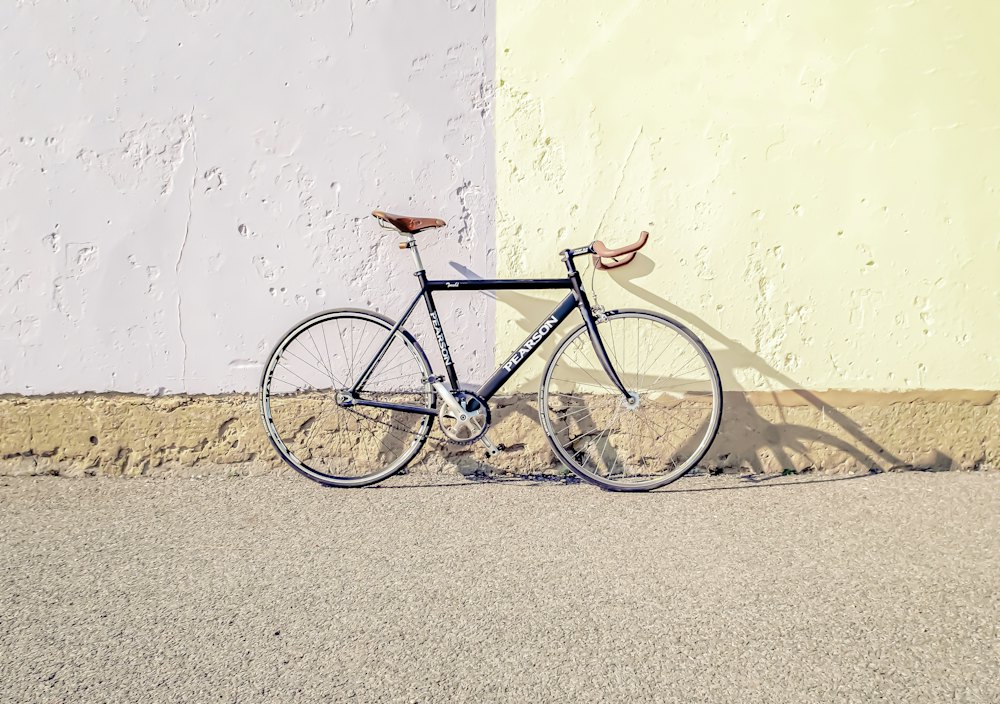 白い壁に立てかけられた自転車