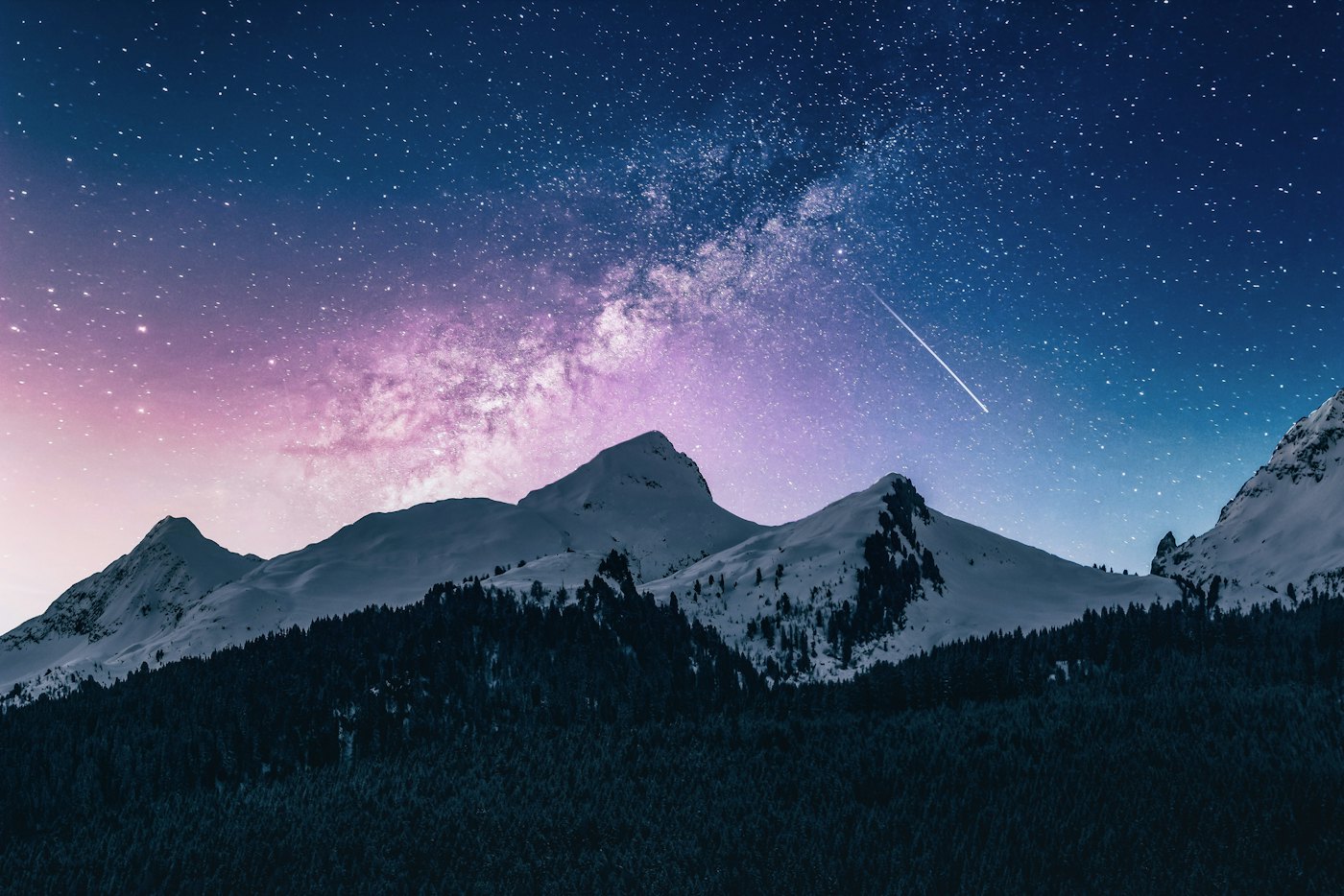 星空の下の山並み